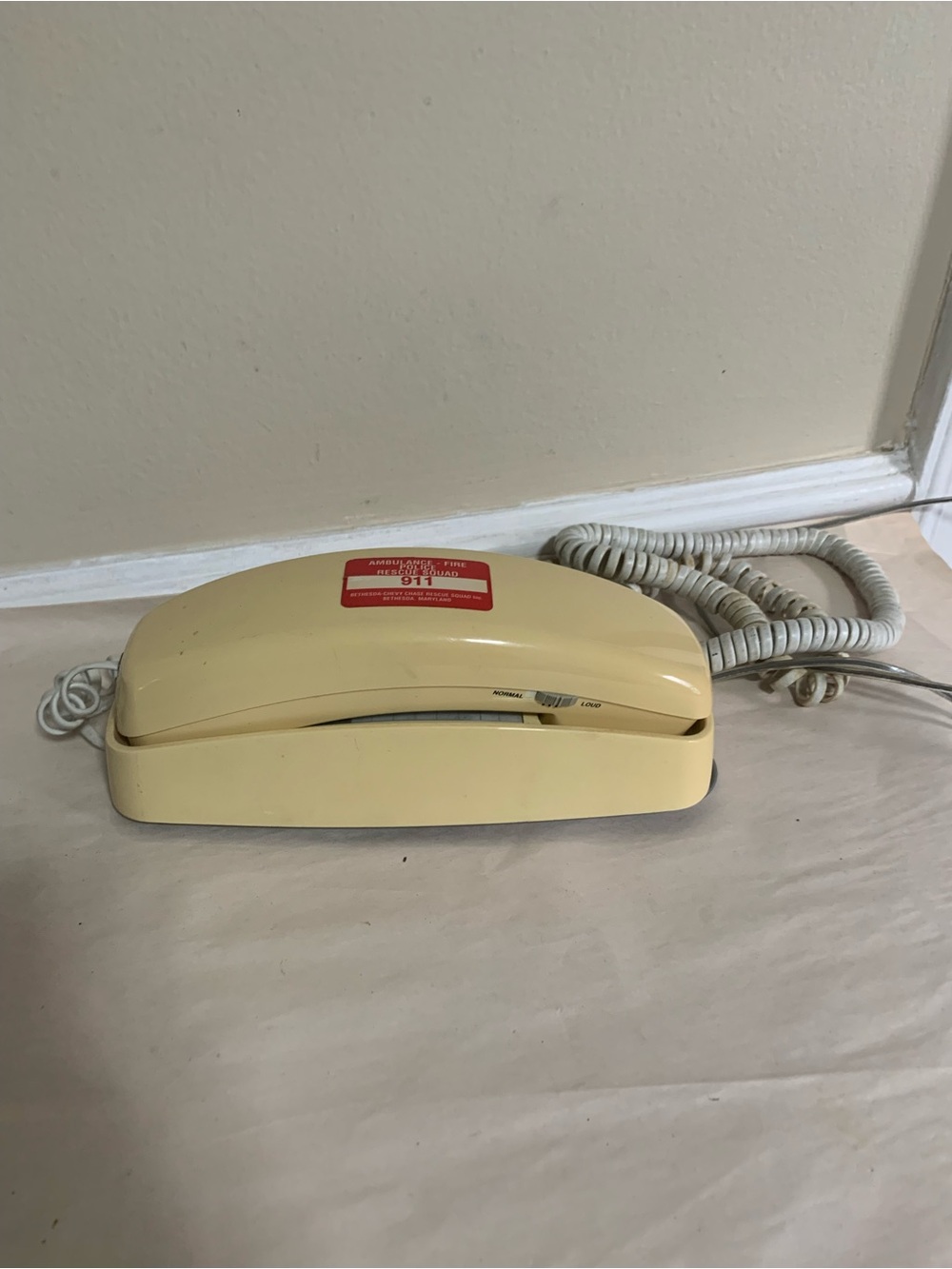 AT&T TRIMLINE 210 Corded LANDLINE TABLE OR WALL TELEPHONE TAN BEIGE CREAM